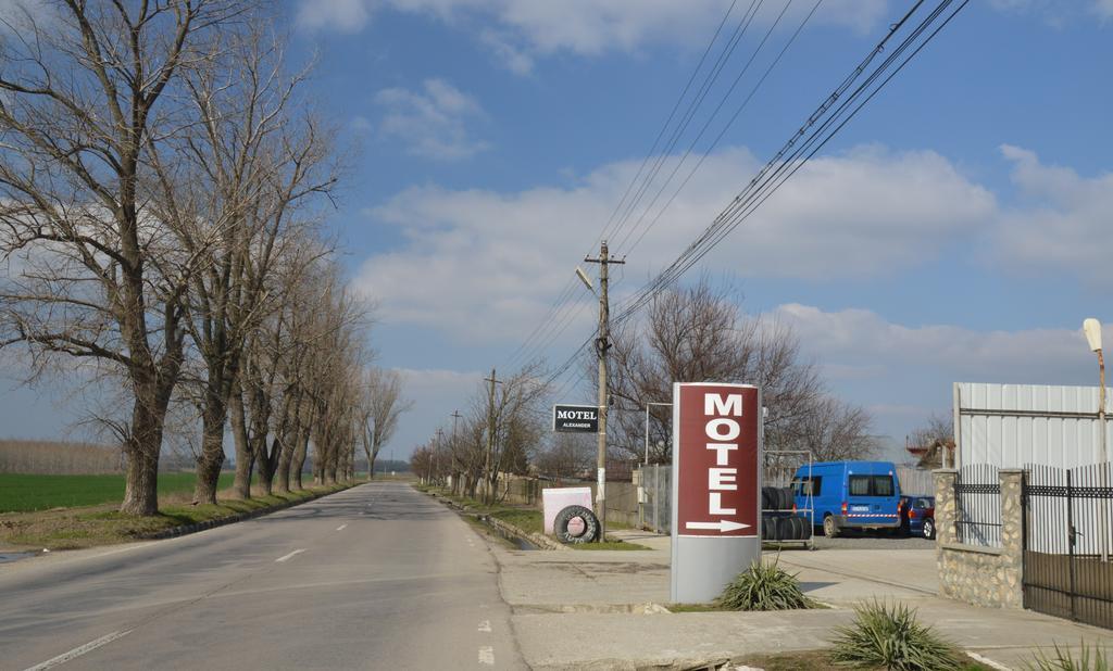 Motel Alexander Олтеніца Екстер'єр фото